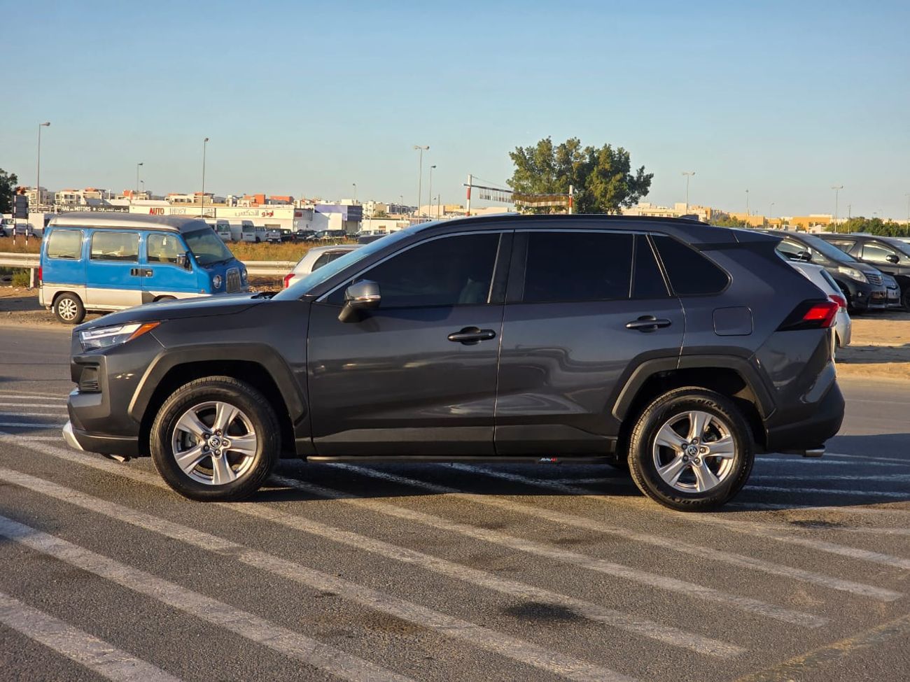 Toyota RAV4 2.5L XLE Full option Sunroof , Push button and Trunk automatic
