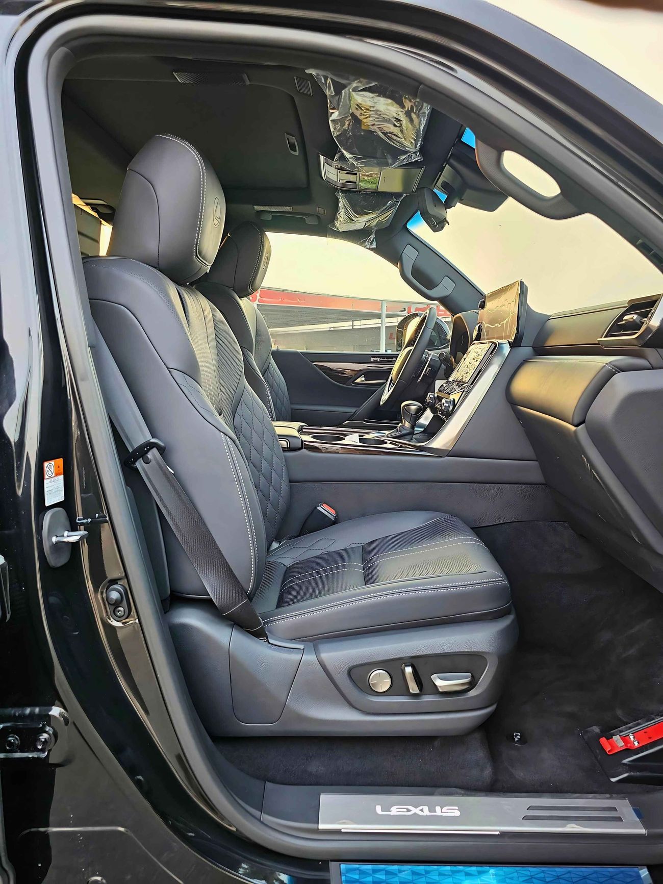 Lexus LX 600 FULL OPTION VIP / AT / 3.5L V6 / POWER SEATS & SUNROOF / HEAD-UP DISPLAY (CODE # 68003)