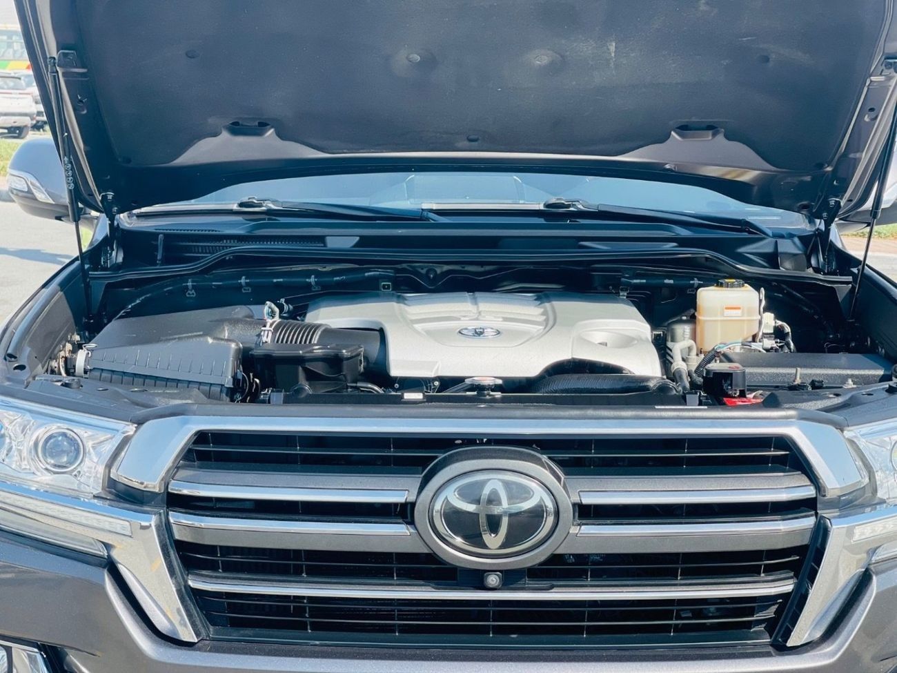 تويوتا لاند كروزر Toyota landcuriser VXR 5.7 V8 2019 Years full option Top the Range accident free