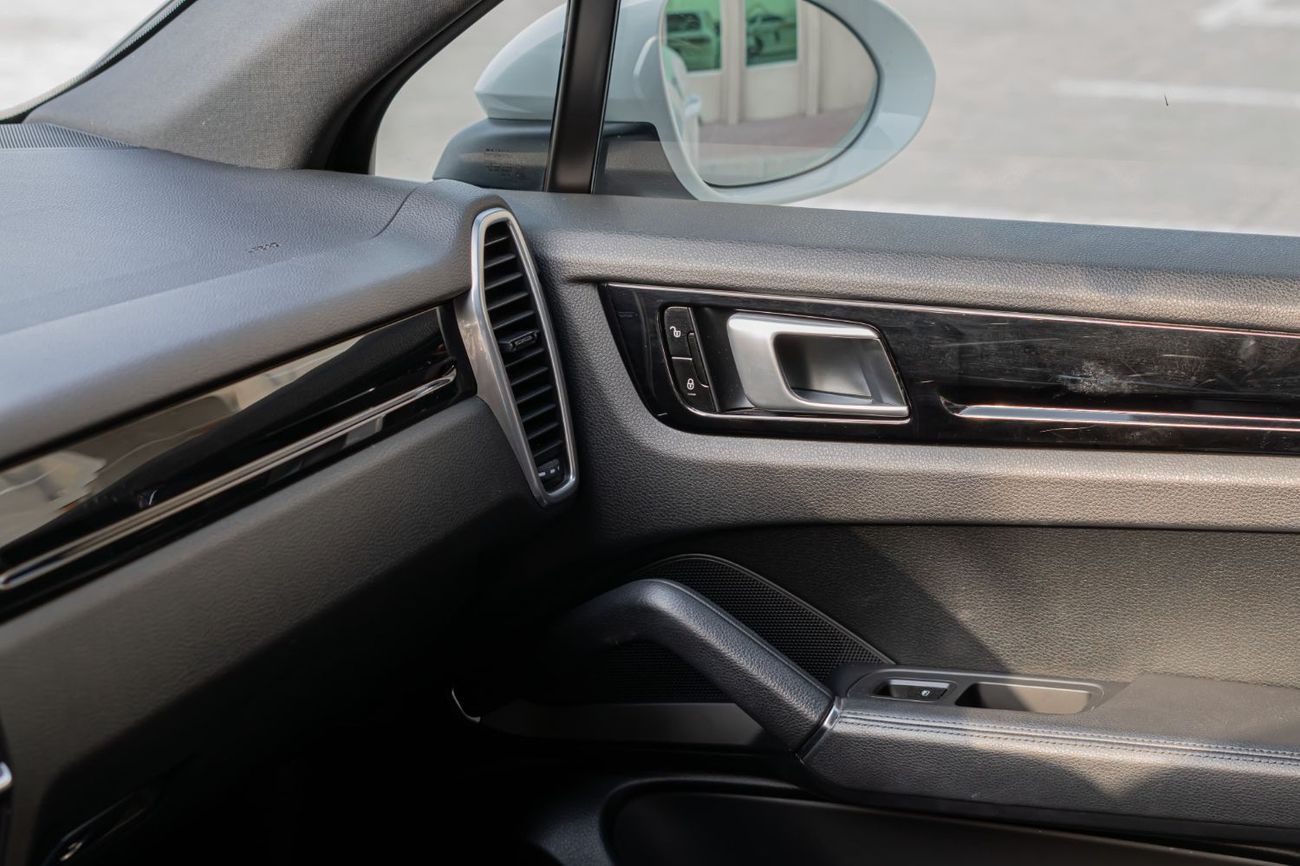 Porsche Cayenne E-Hybrid 3.0L (355 HP)