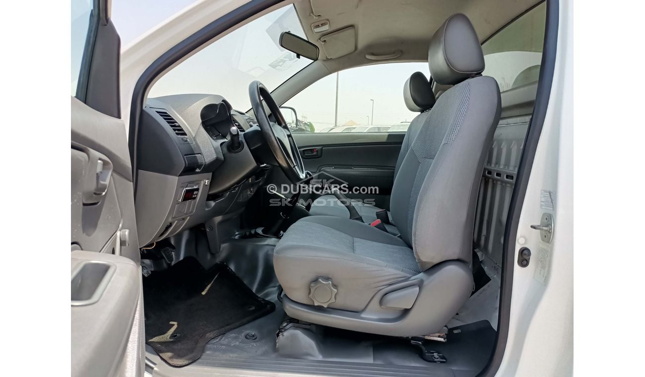 تويوتا هيلوكس 2.7L, 15" Tyre, Xenon Headlights, Fabric Seats, Chiller, Front A/C, Manual Gear Box (LOT # 8200)