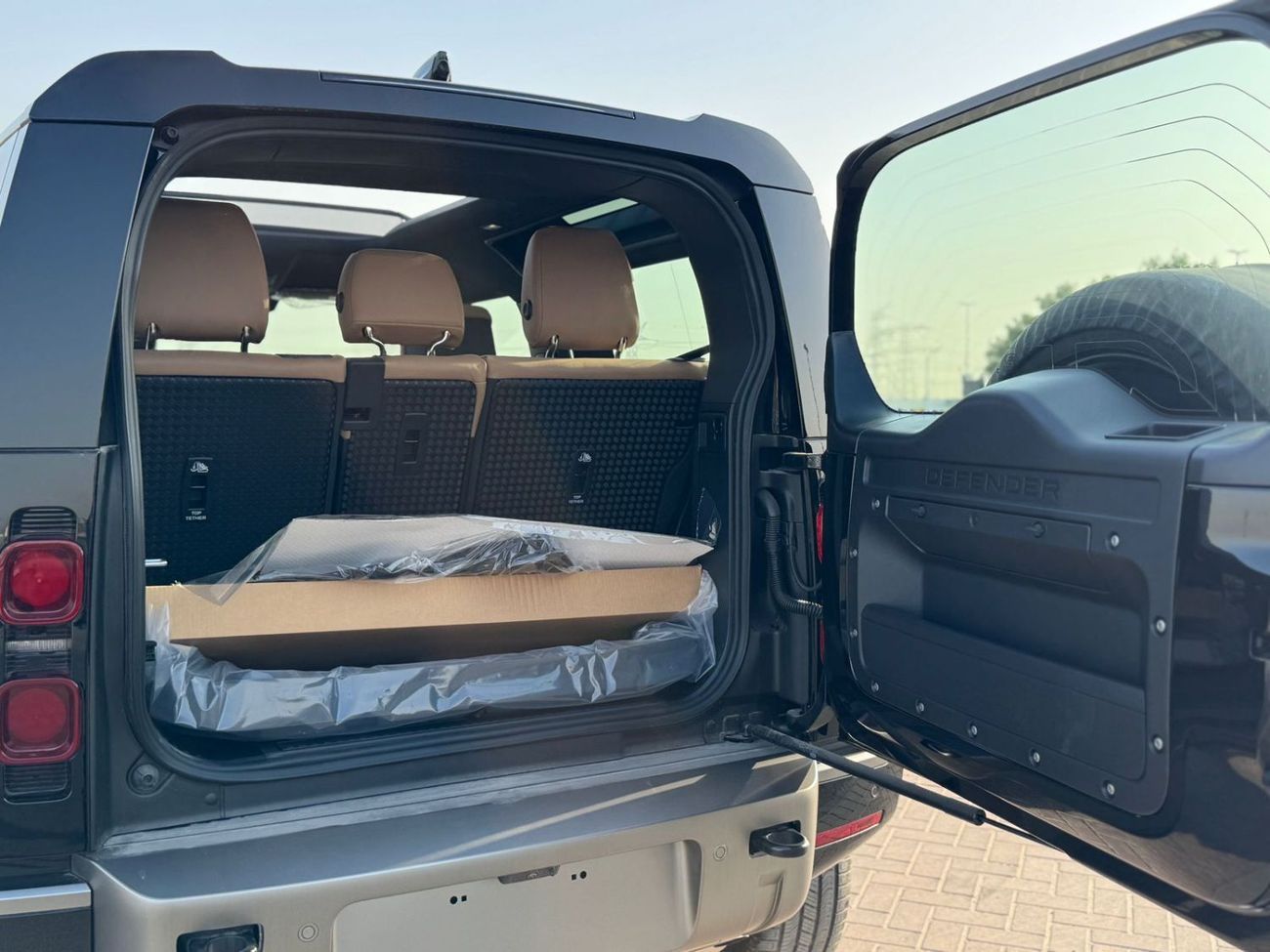 لاند روفر ديفندر Land Rover Defender P400 X-Dynamic SE 2025 2DOORS