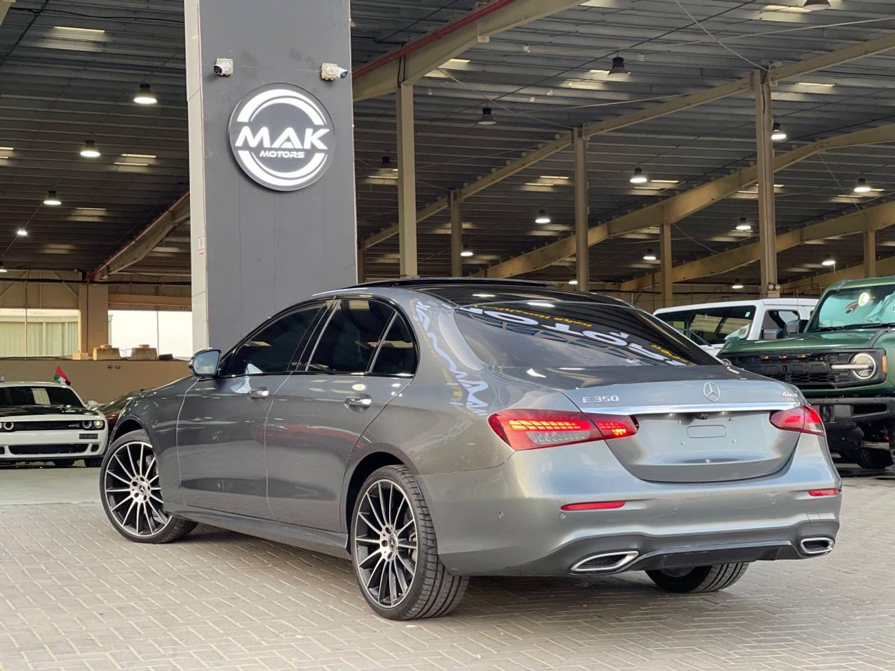 مرسيدس بنز E 350 عداد كيلومترات منخفض / كاميرا 360 درجة / رادار / شاشة عرض كاملة للوحة القيادة / نظام كشف النقطة العم