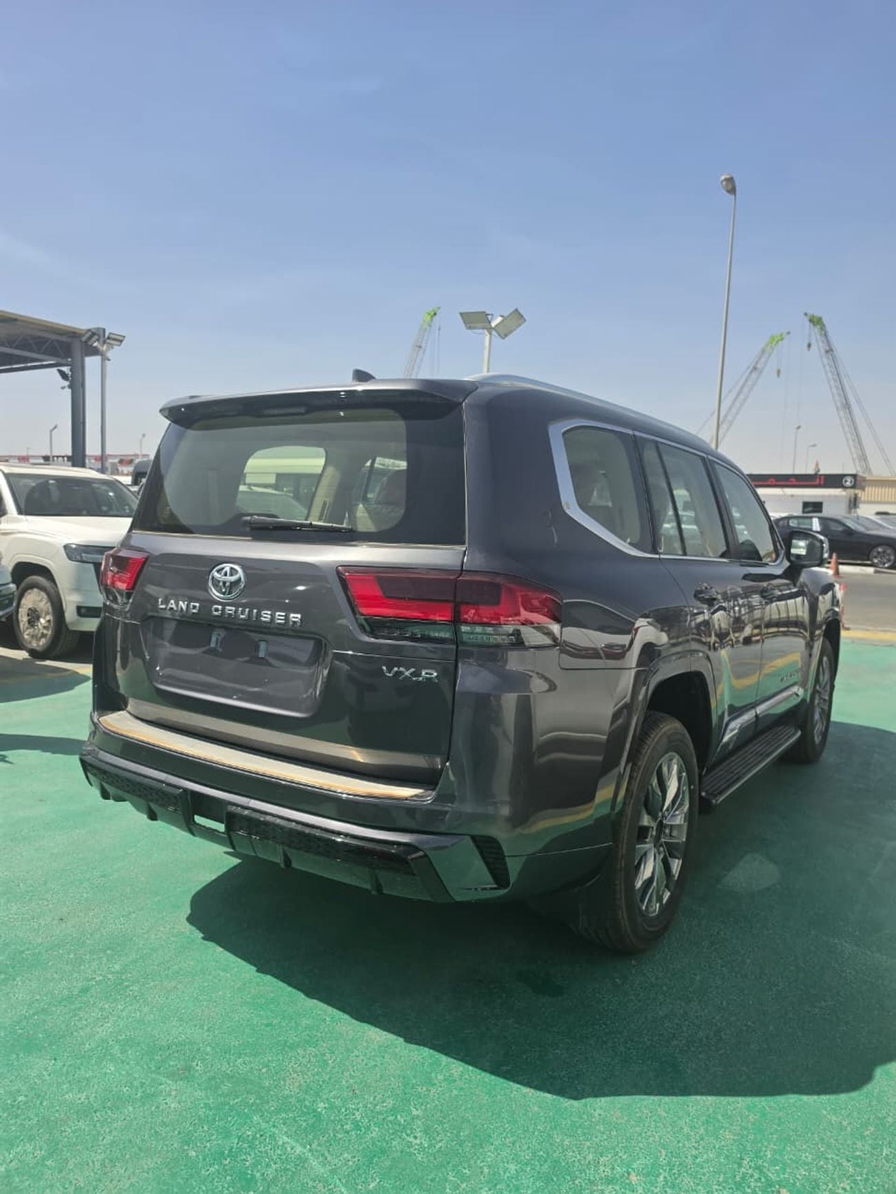 تويوتا لاند كروزر Toyota Land Cruiser LC300 VXR 4.0L 2026 – فل أوبشن | 4.0 لتر V6 | رمادي خارجي | داخلية بيج
