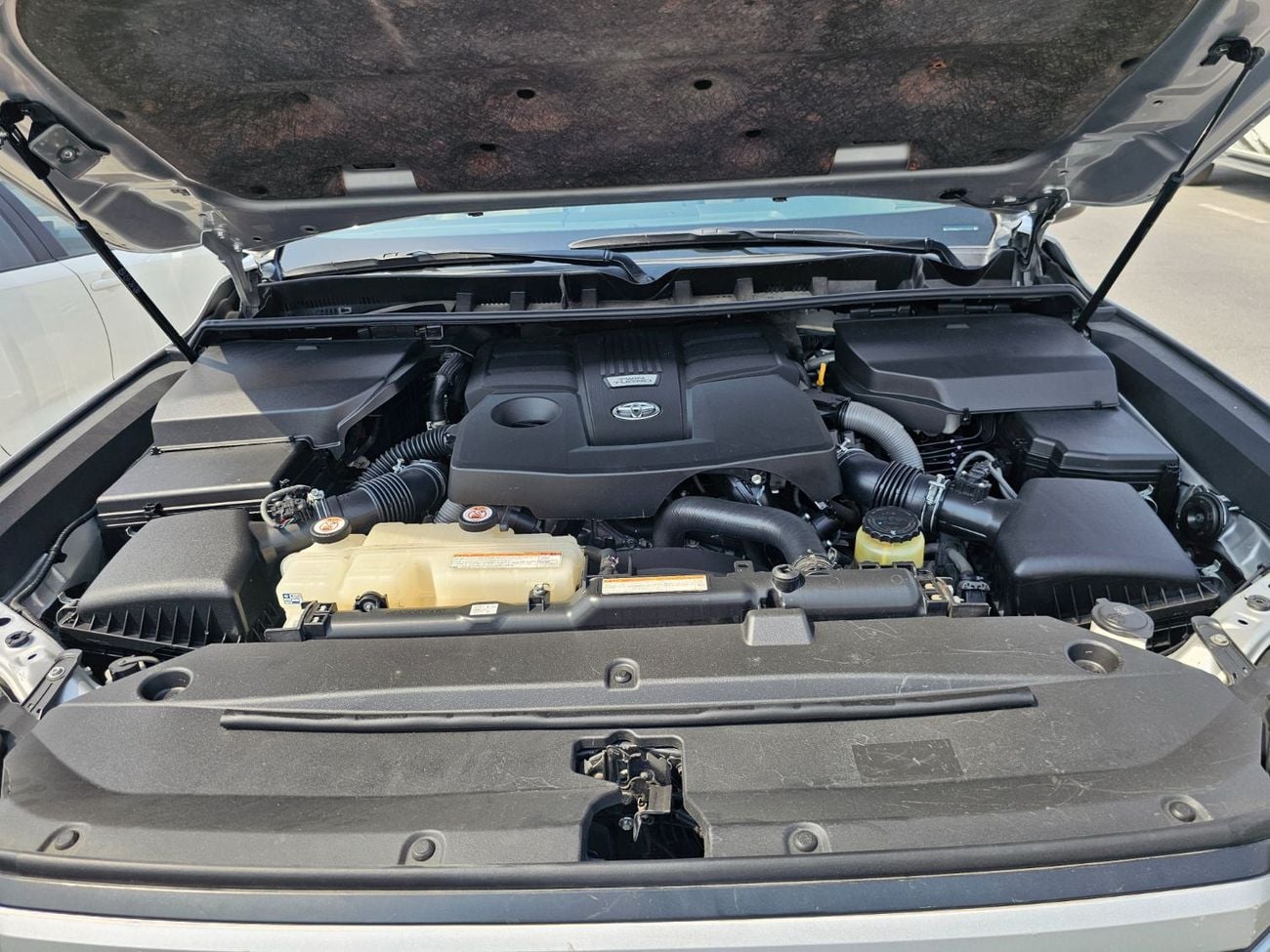 Toyota Land Cruiser VX LHD 3.5L Twin-Turbo V6 Petrol Engine Automatic transmission 4WD 7 Seats 5 Doors
