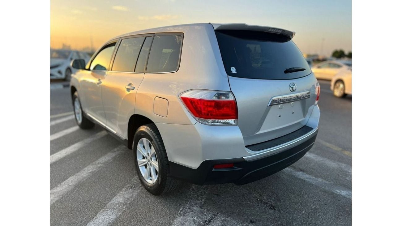 Toyota Highlander 2012 TOYOTA HIGHLANDER 4 CYLINDER - 2.7L I-4 DOHC, VVT, 187HP  7 SEATER LEATHER SEATS