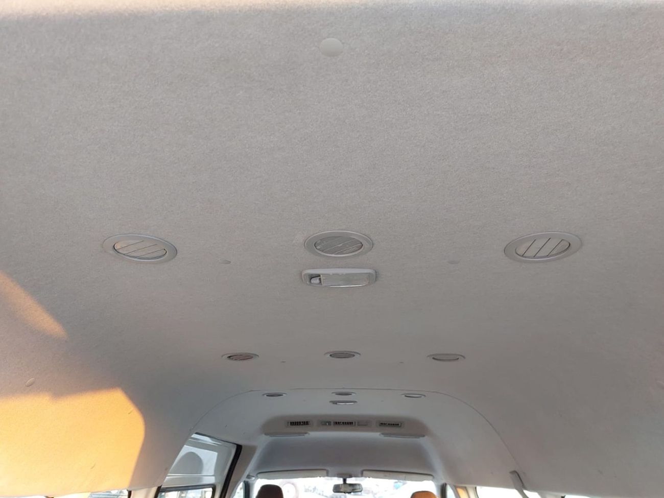 Toyota Hiace TOYOTA HIACE COMMUTER VAN RHD 2016 MODEL 3.0 L DIESEL AUTOMATIC(PM28405)