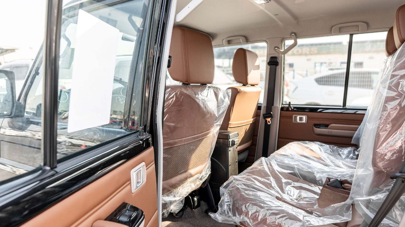 تويوتا لاند كروزر 70 2026 Toyota Land Cruiser LC76 2.8L AT Diesel (Black-Brown)