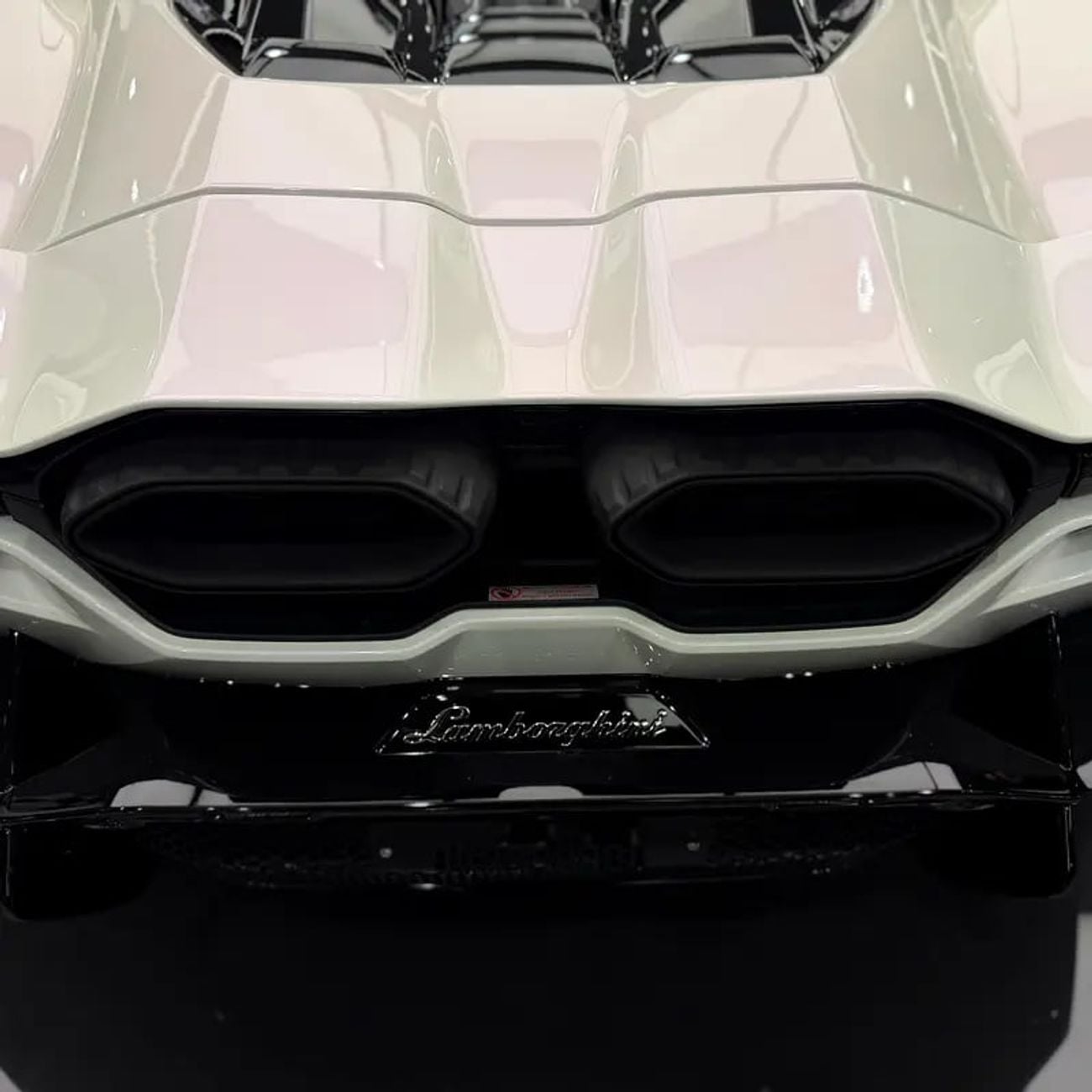 Lamborghini Revuelto PEARL WHITE