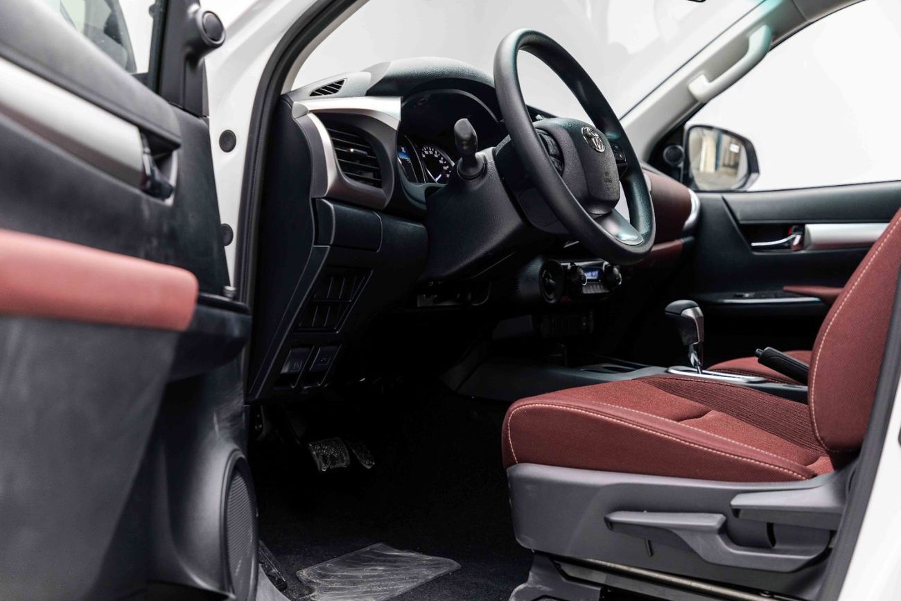 تويوتا هيلوكس Double Cab 2.7L - Super White Inside Maroon | Export Only