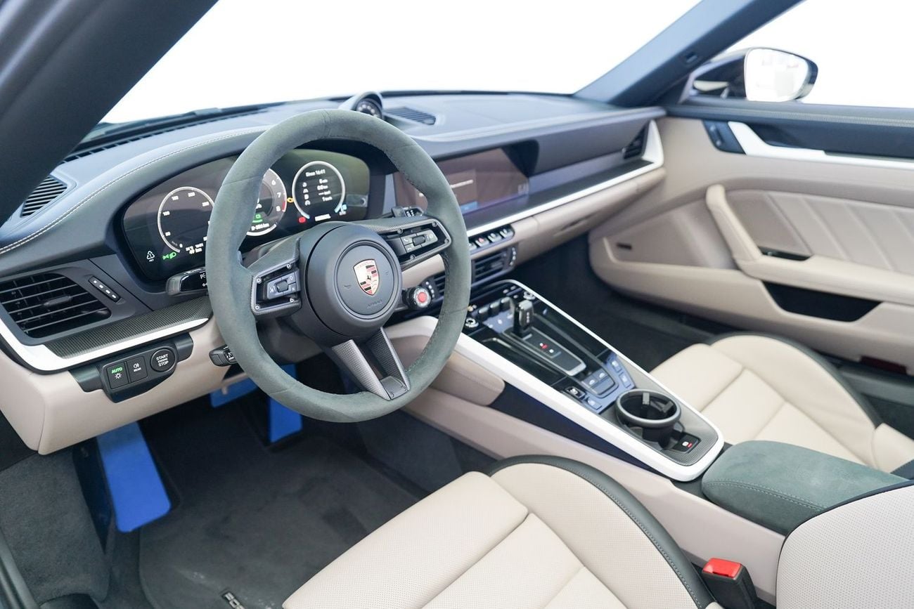 Porsche 911 Targa 4GTS 3.0L (450 HP)