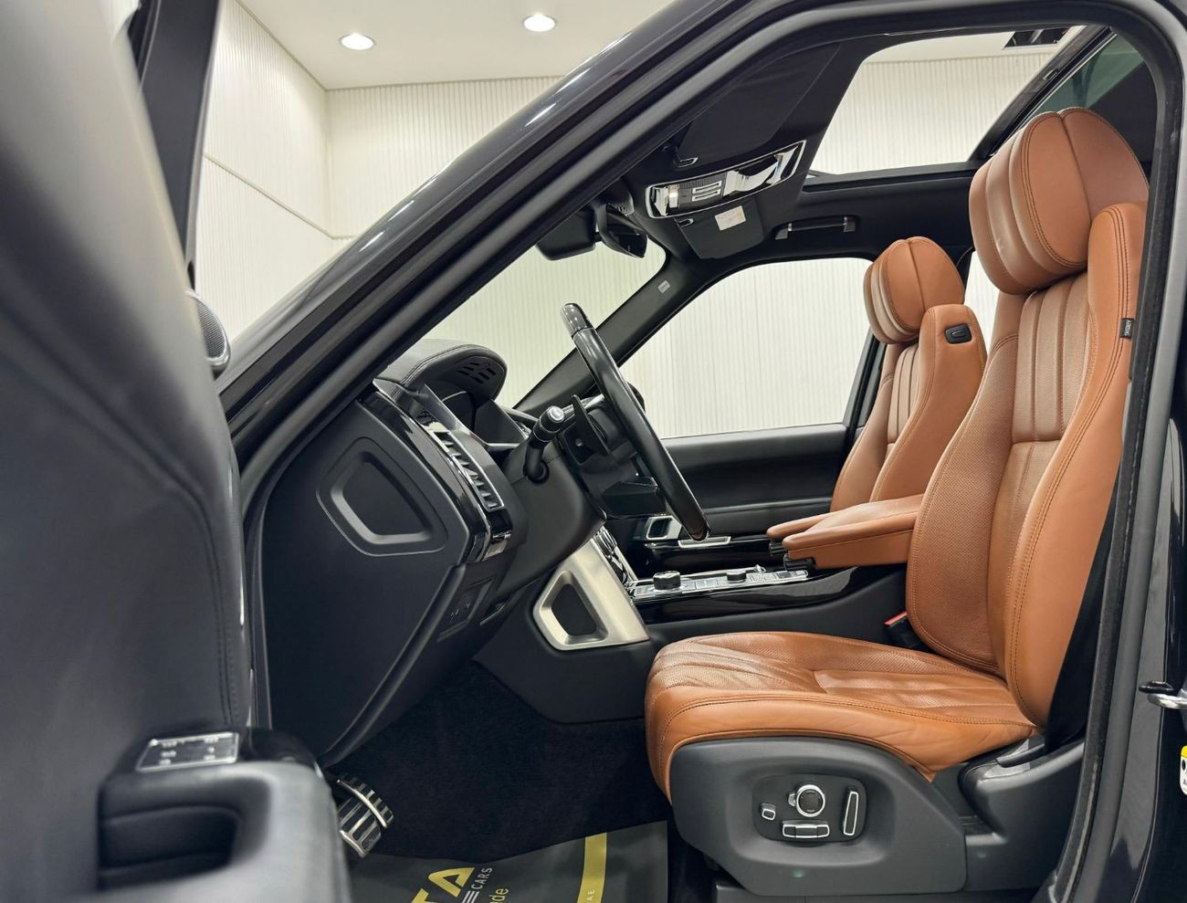 Land Rover Range Rover Vogue 5.0L 2017 Range Rover Vogue SE LWB V8, Aug 2028 Al-Tayer Service Package, 1 Year Warranty, GCC