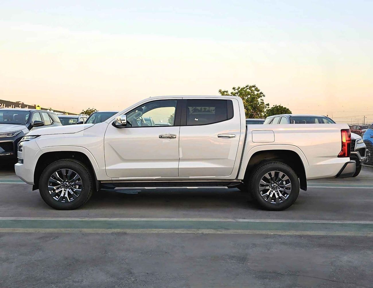 Mitsubishi L200 SPORTERO / 2.4L DSL/ A/T / FULL OPTION / 4WD (CODE # SPORTERO)