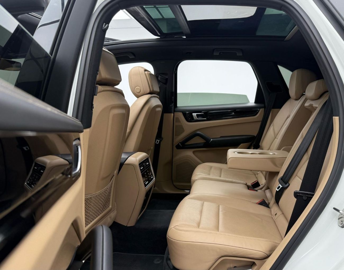 Porsche Cayenne Std 3.0L (340 HP) 2018 Porsche Cayenne, Warranty, Sport Chrono Package, Excellent Condition, GCC