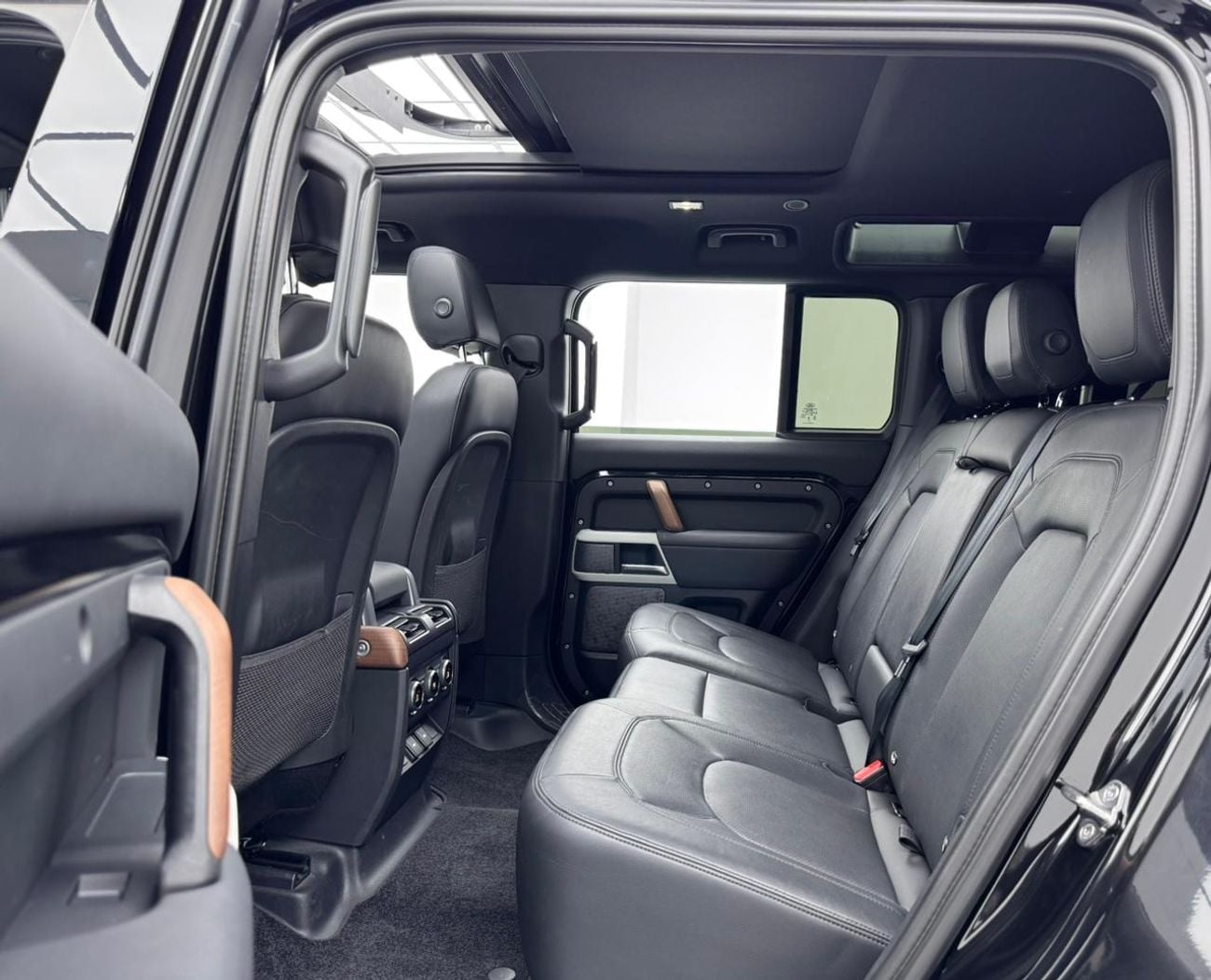 Land Rover Defender P300 110 X-Dynamic SE 2.0L (5 Seater) 2024 Land Rover Defender P300 SE, Land Rover Warranty+Service