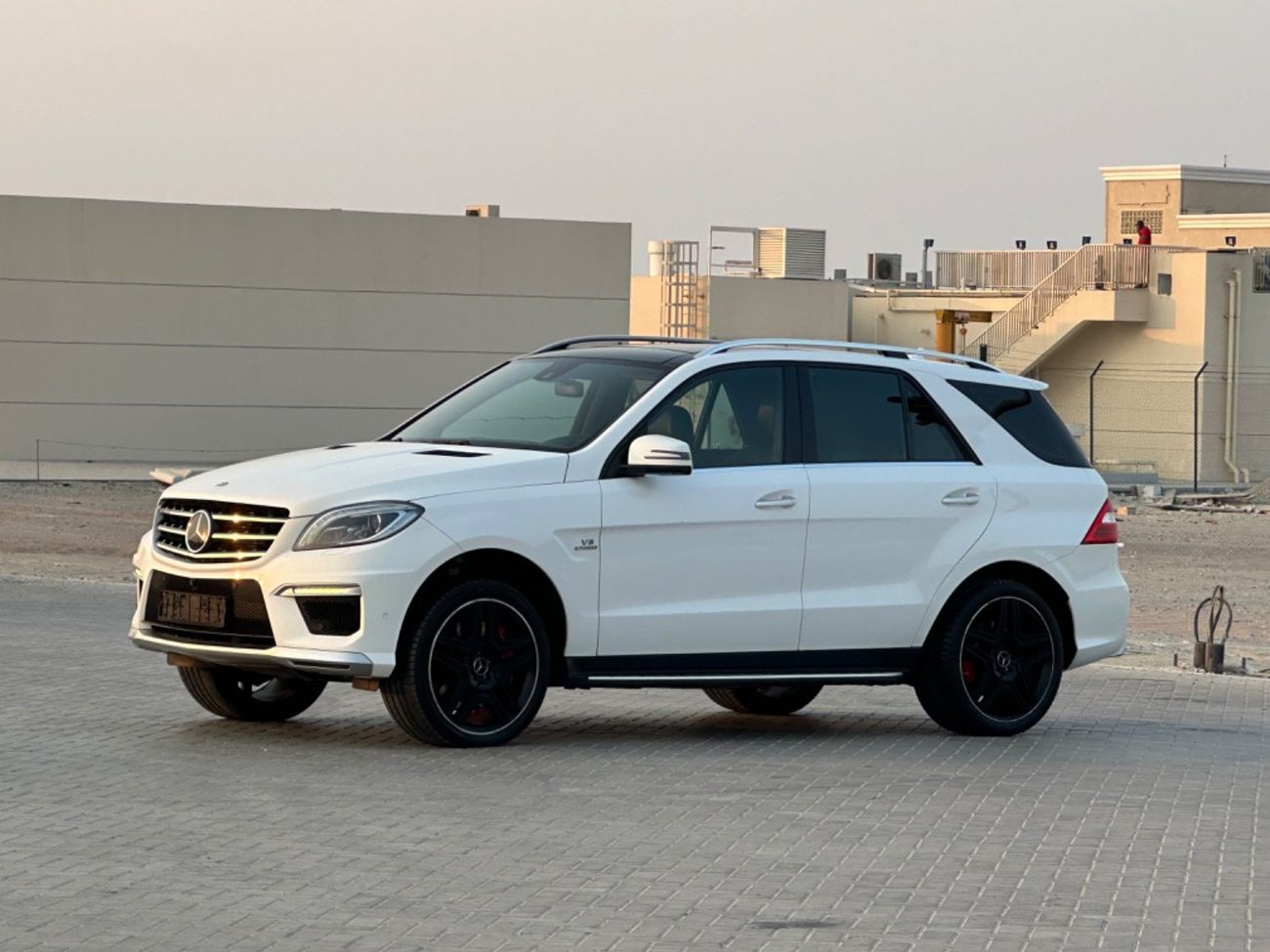 مرسيدس بنز ML 63 AMG موديل 2015 حاله ممتازه صبغ وكاله بالكامل فل مواصفات بانوراما وردار