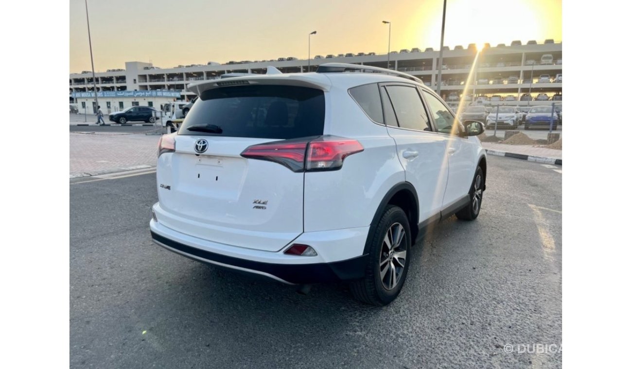 Toyota RAV4 2017 XLE SUNROOF 4x4 FULL OPTION