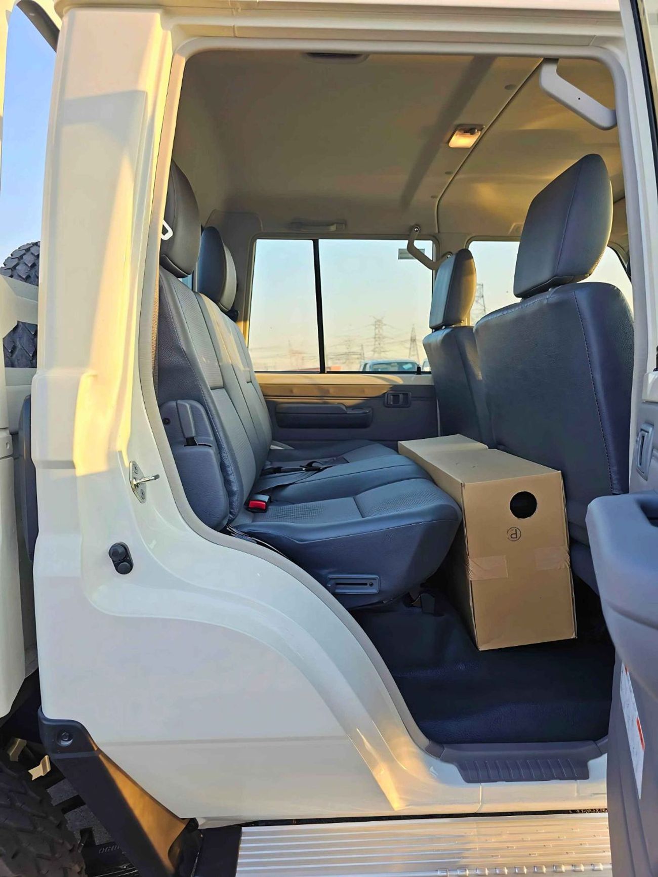 تويوتا لاند كروزر بيك آب / DOUBLE CABIN / 4.2L V6 DIESEL M/T / LEATHER SEATS / DIFFLOCK , SNORKEL / 4WD (CODE # 68084)