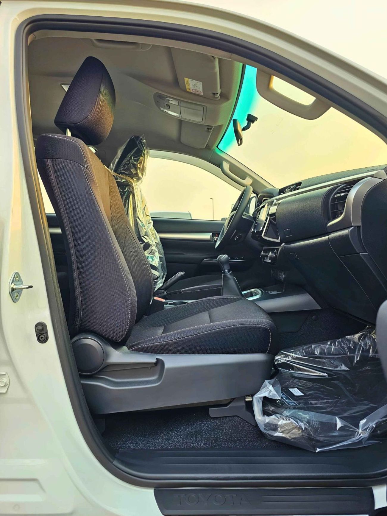 Toyota Hilux SR5 WIDE BODY/2.7L PETROL M/T/CHROME HANDLE,SIDE MIRRORS AND BUMPERS/ (CODE#HSR5PMDF)