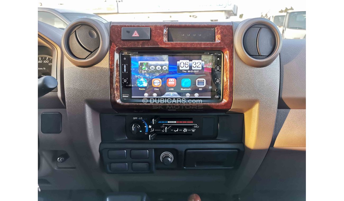 Toyota Land Cruiser Pick Up 4.2L DIESEL, 16" RIMS, MANUAL FRONT A/C, 4WD, SD CARD SLOT (CODE # LCSC04)