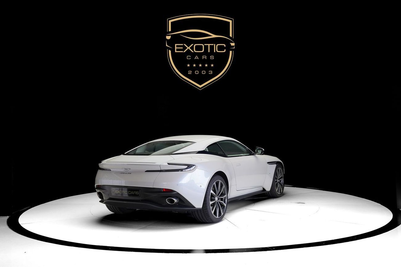 أستون مارتن DB11 AMR Std 5.2L