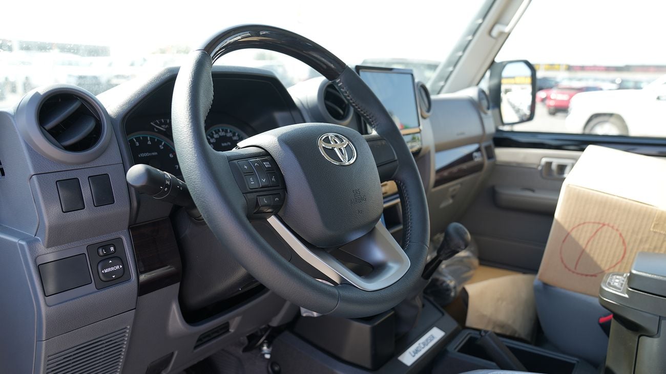 تويوتا لاند كروزر بيك آب تويوتا لاند كروزر هارتوب 5 ابواب 4.0 اسود جير عادي موديل 2025