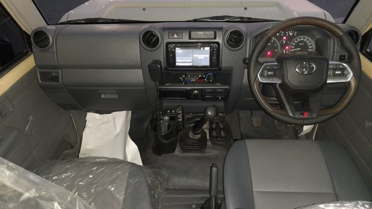 تويوتا لاند كروزر بيك آب V8 MANUAL RHD