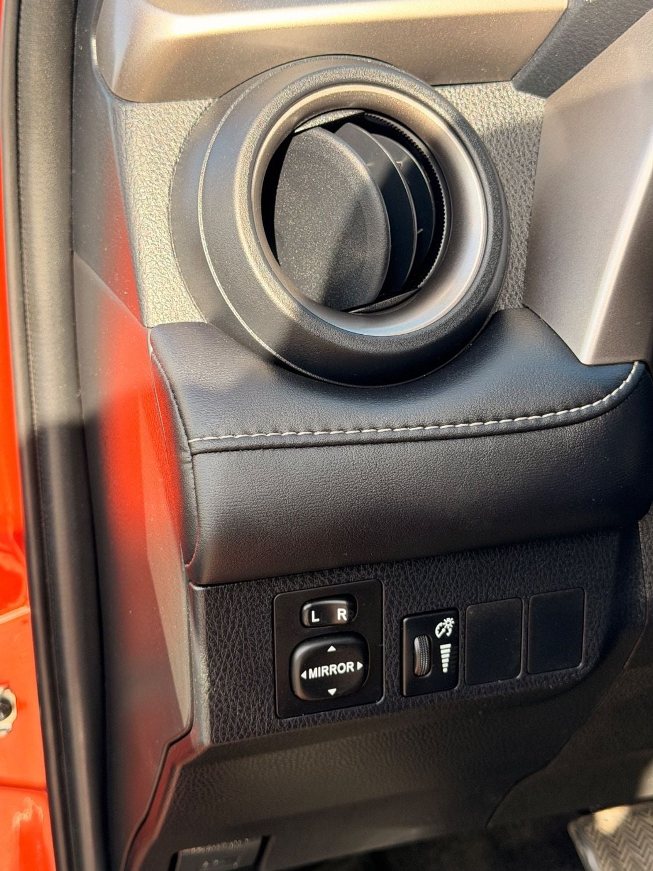 تويوتا راف ٤ XLE 2.5L sunroof, leather seats full option