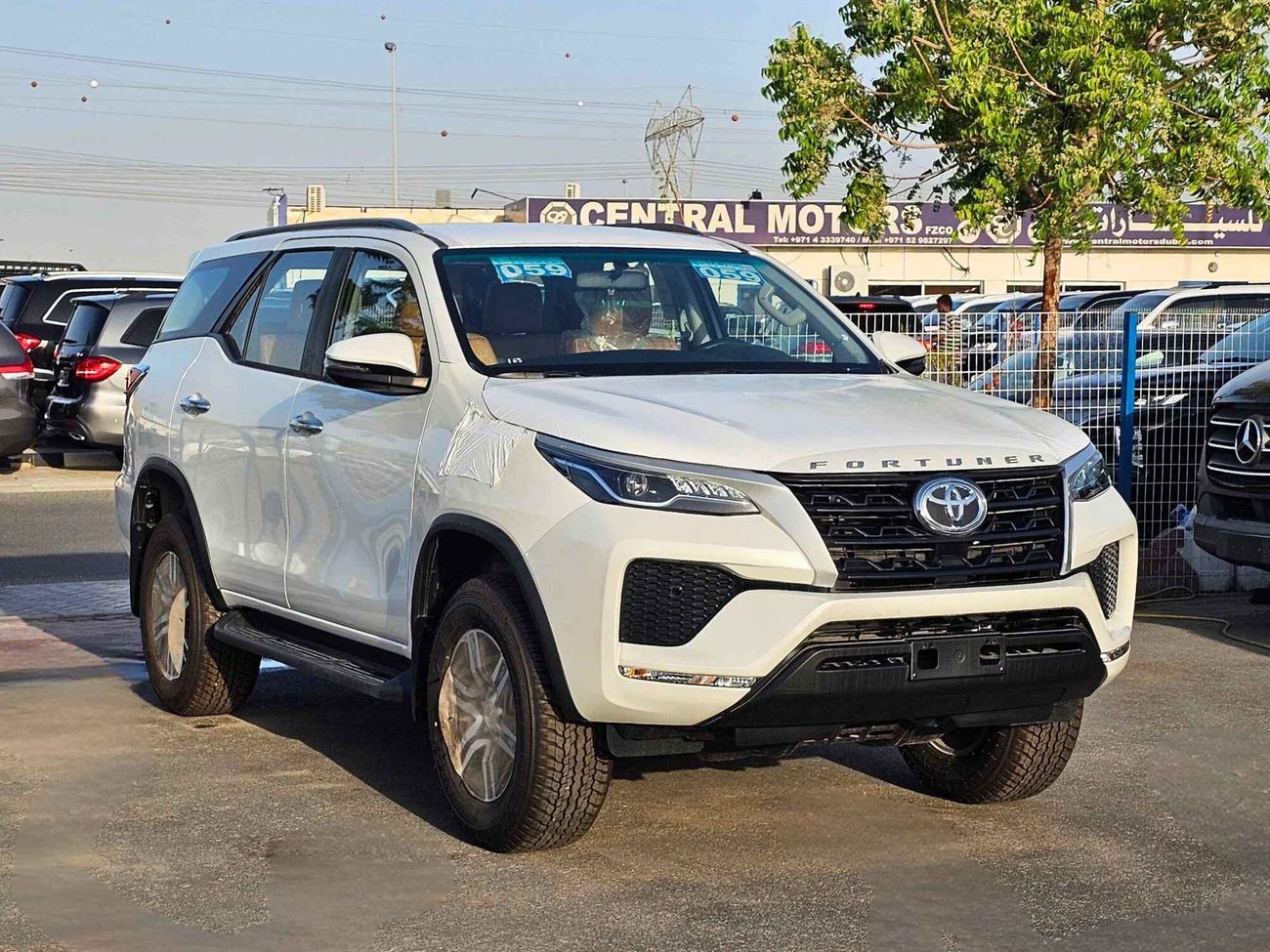 تويوتا فورتونر SR5 / 2.7L V4 PETROL / ALLOY RIMS / AUTO FOLDING SIDE MIRROR / 4WD /  (CODE # FP27F)