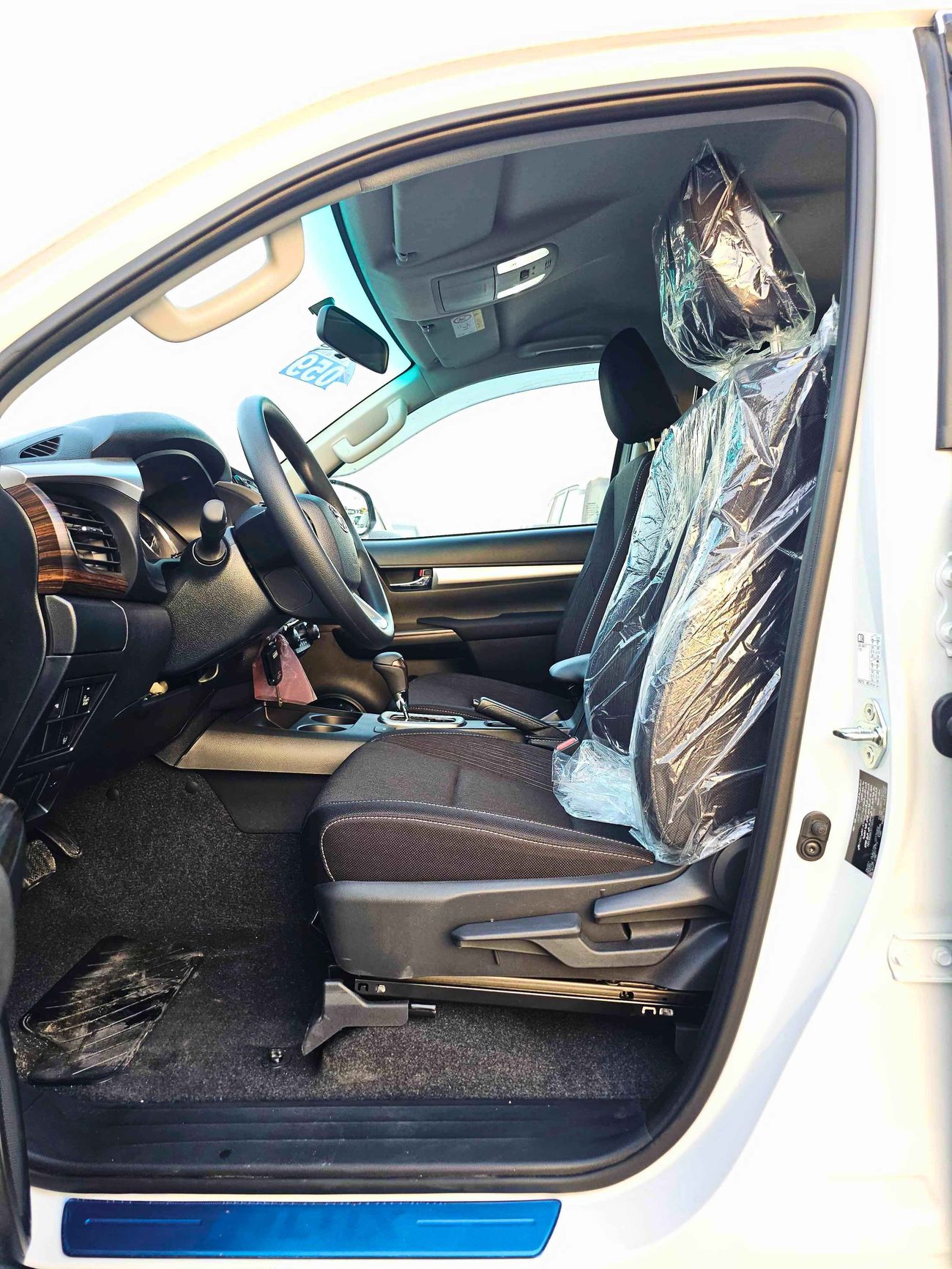 Toyota Hilux SR5 FULL OPTION / A/T / 2.4L V4 DIESEL / DVD + CAMERA / WOOD TRIM (CODE # HDAF)