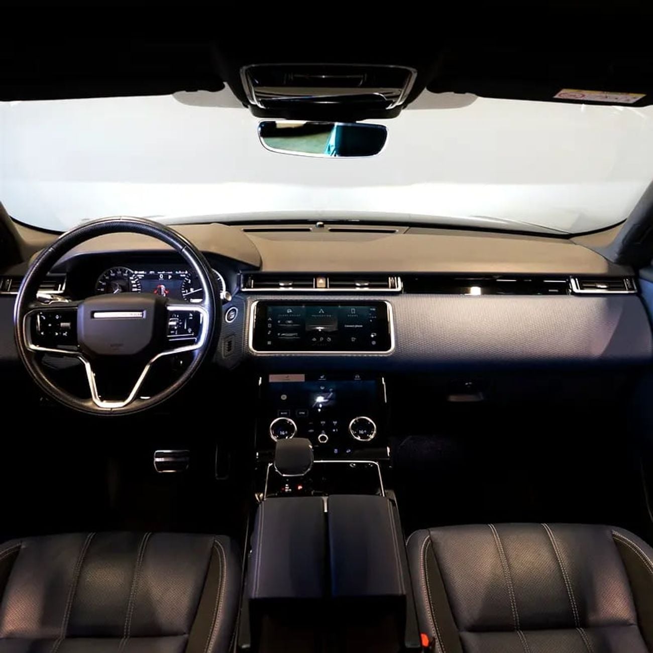 لاند روفر رينج روفر فيلار AED 3,065 p.m • 0% Downpayment • Velar R-Dynamic • 1 Year Warranty • Full Service History