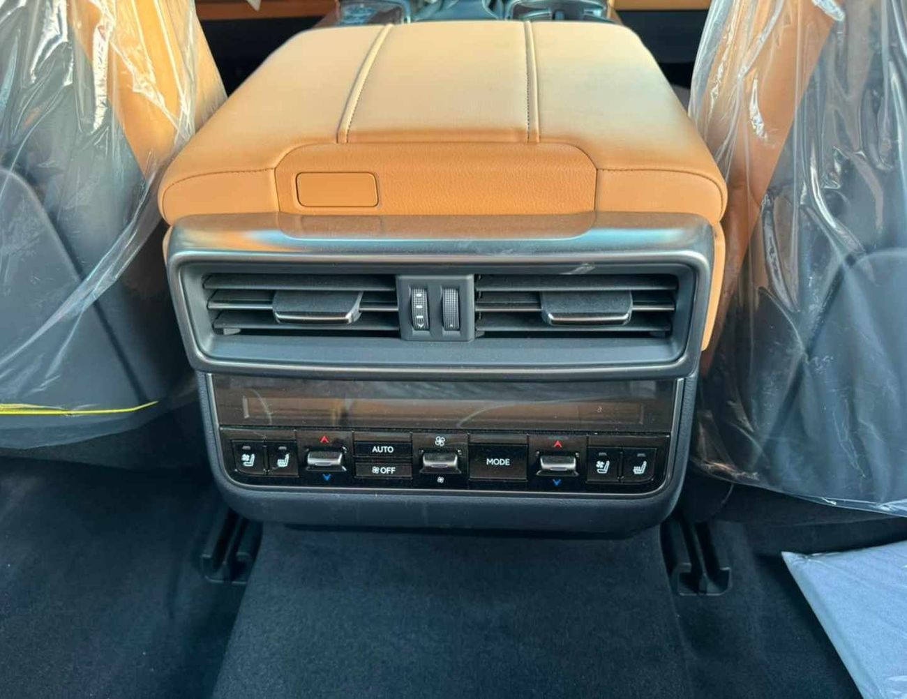 Lexus LX600 SIGNATURE || 3.5L V6 PETROL / RADAR / REAR ENTERTAINMENT SCREEN / HEADS UP DISPALY / COOL BOX (CODE