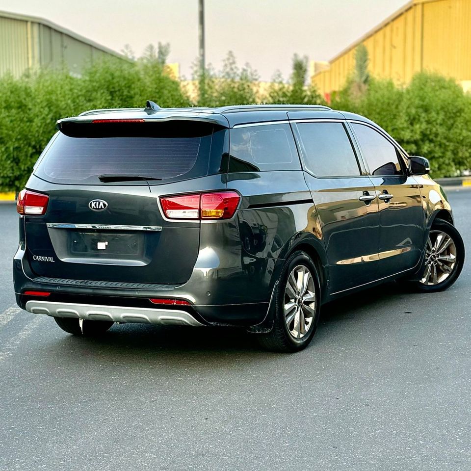Used Kia Carnival EX 3.3L EX 2.2L 2015 for sale in Umm alQuwain 790686