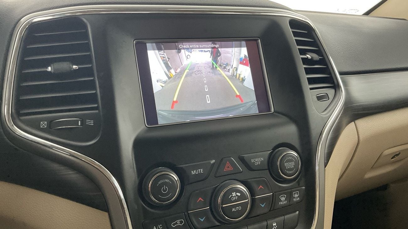 جيب جراند شيروكي Laredo | upto AED 20,000 Ramadan Discount | شامل الضمان | 0 ﺪﻔﻋﺓ ﺃﻮﻟﻯ