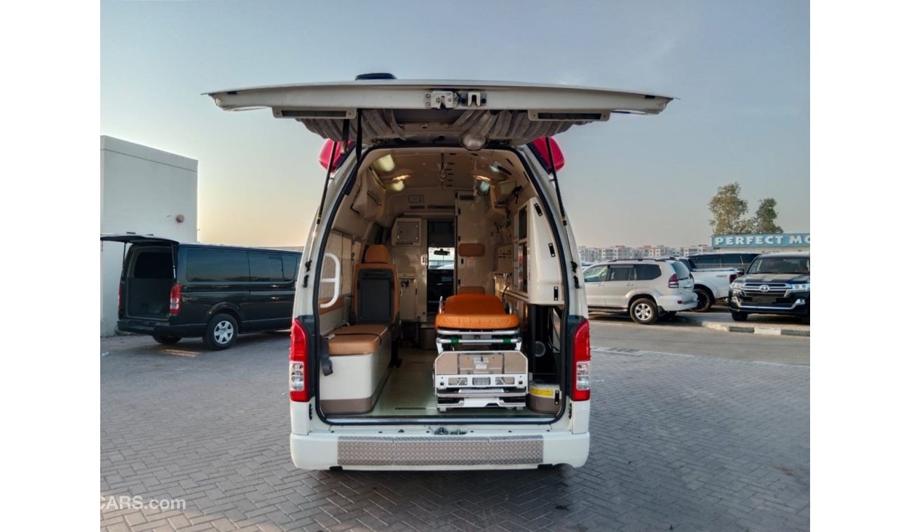 تويوتا هاياس TOYOTA HIACE AMBULANCE RIGHT HAND DRIVE (PM1580)