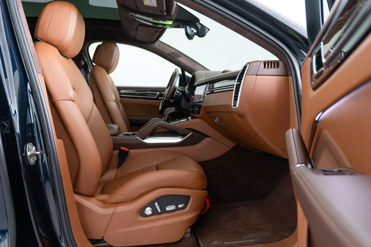 Porsche Cayenne 2020 Porsche Cayenne Coupe Turbo S E Hybrid / Porsche Warranty