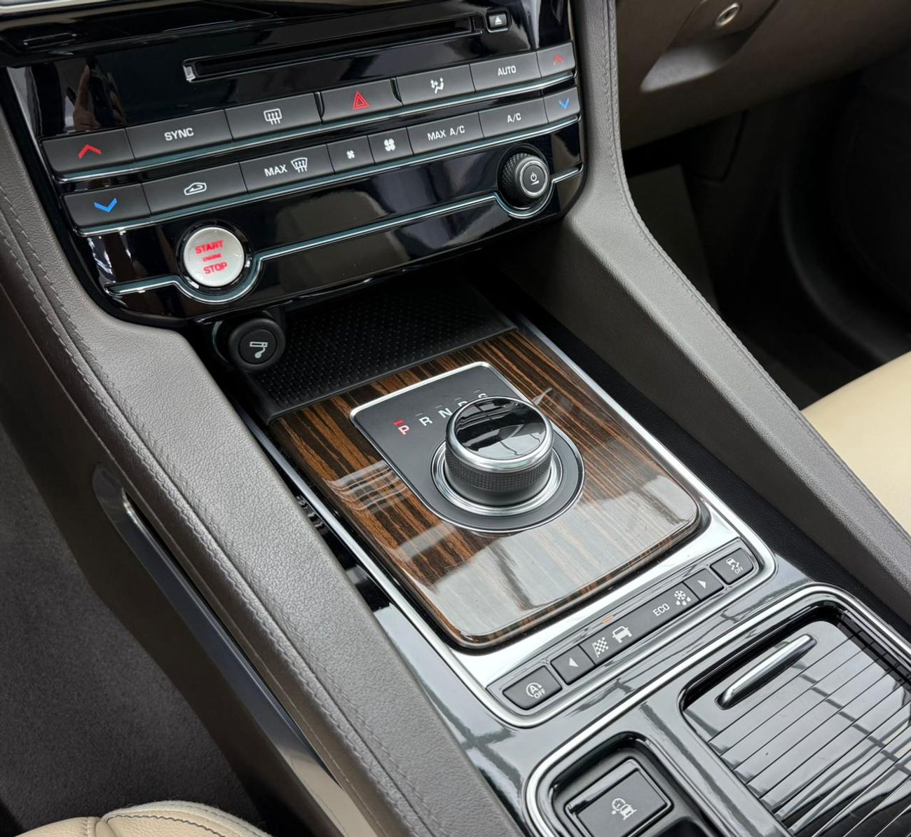 جاكوار F بيس 2019 Jaguar F-Pace 25T, Warranty, Full Jaguar Service History, Excellent Condition, GCC