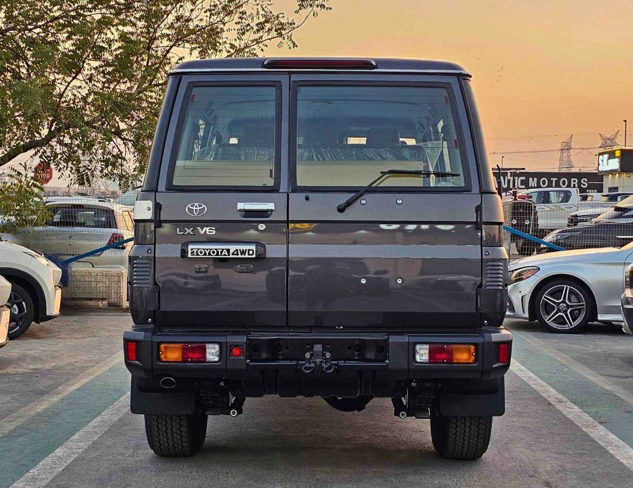 تويوتا لاند كروزر 70 LX LC76 / 4.0L PETROL A/T / RADAR, DIFFLOCK, WINCH, SNORKEL, REFRIGERATOR / CODE # 76PAFR