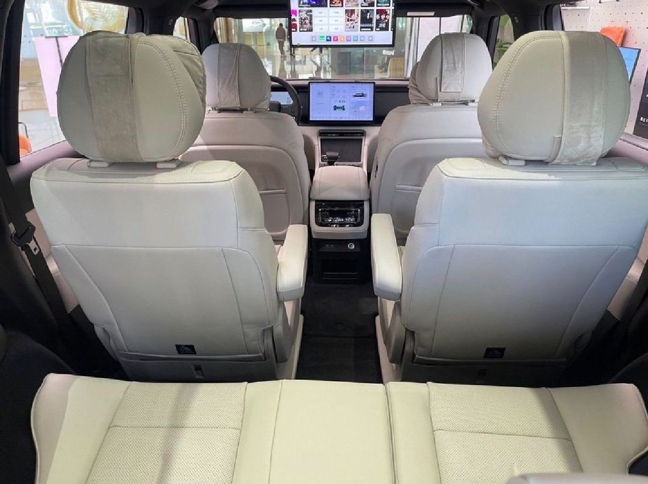 روكس 01 موديل ٢٠٢٦ ،رمادي من الداخل ابيض  ٫ سبع مقاعد شامل الضمان من اي في اس لمده ٥ سنوات