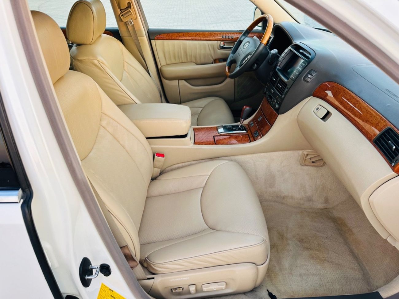 لكزس LS 430 موديل 2004 حاله ممتازه من الداخل والخارج فتحه وجلد ومثبت سرعه وتحكم كهربي كانل ونظام صوت ممتاز وكامي