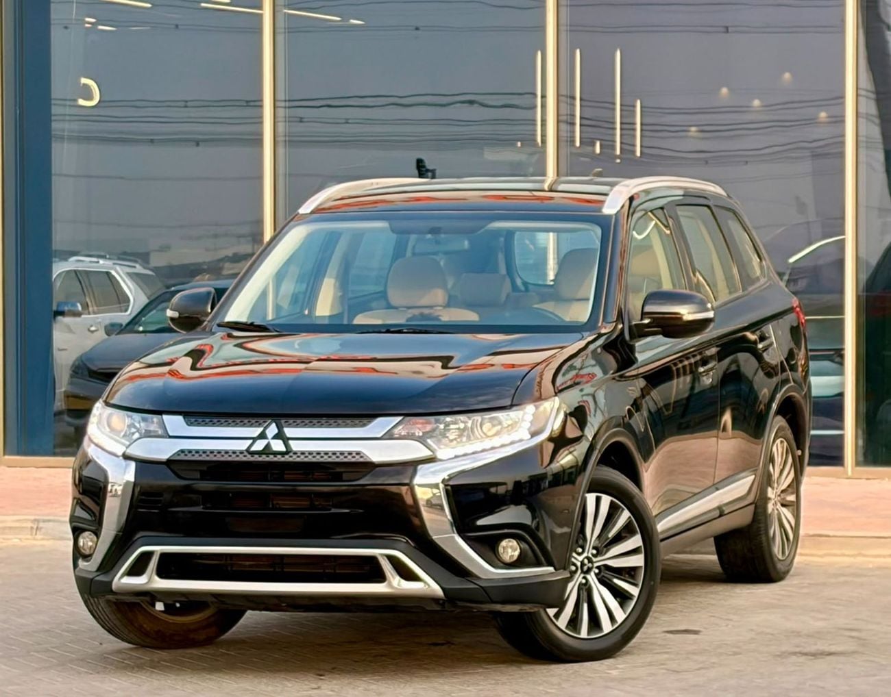 Mitsubishi Outlander GLX HIGHLINE FABRIC 820-Monthly l GCC l 4WD , Cruise, Camera l Accident Free