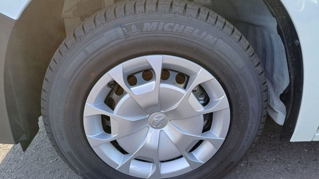 Toyota Hiace DLS - STD ROOF Van High Roof 2.8L (174 HP) M/T