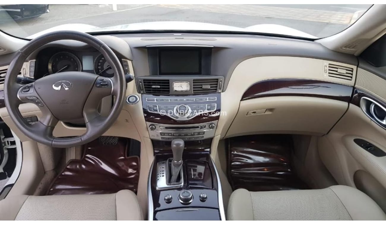 Infiniti Q70 Infinity Q70 model 2014 GCC car prefect condition full option low mileage sun roof leather seats bac
