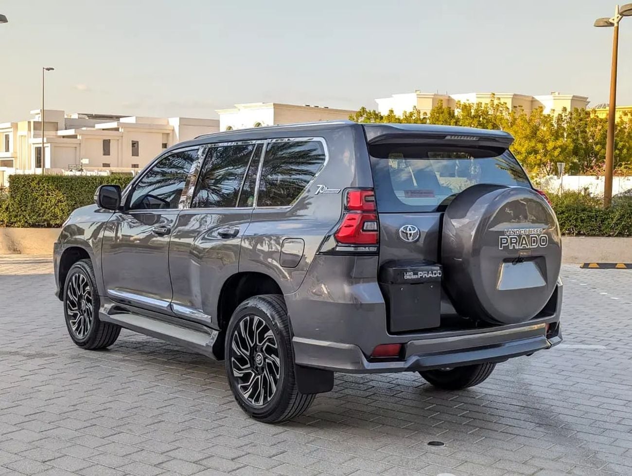 Toyota Prado TX-L FACELIFTED WITH INTERIOR AND EXTERIOR V4 2.7L GCC IN EXCELLENT CONDITION