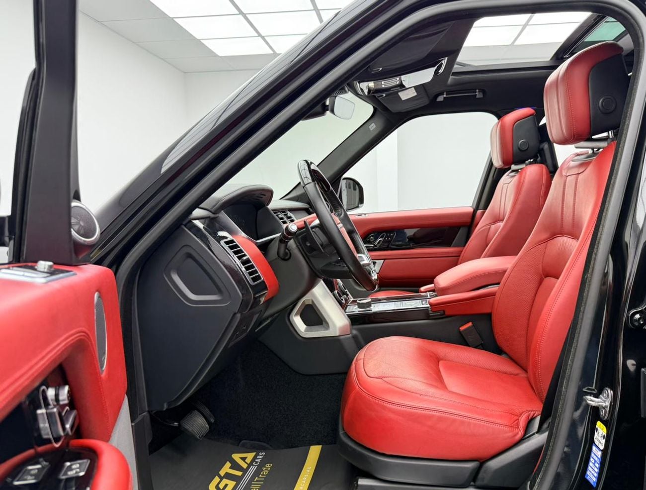 Land Rover Range Rover 2018 Range Rover Vogue HSE, Full Service History, Fully Loaded, Excellent Condition, GCC