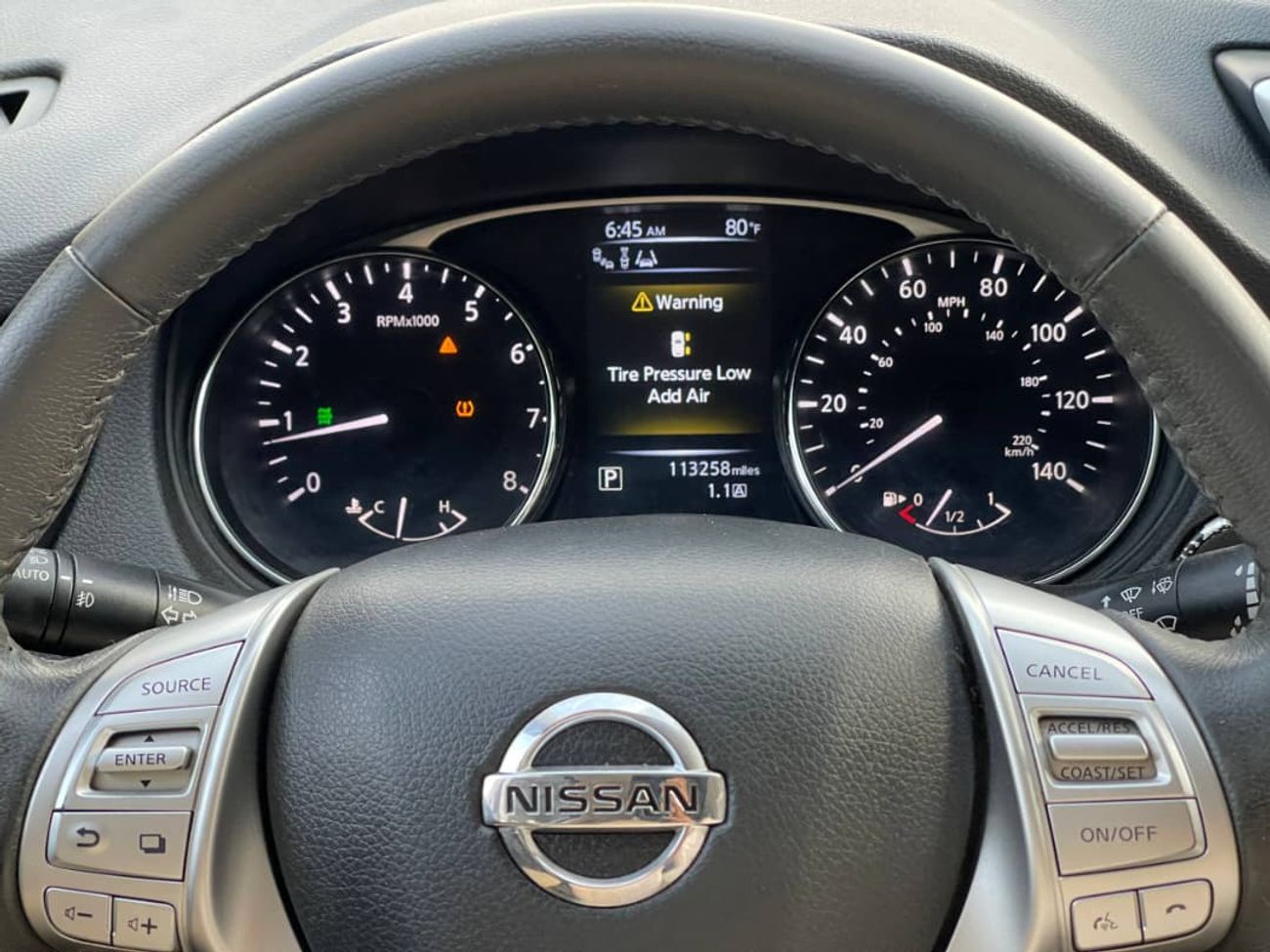 نيسان روج SL / V4 2.5 لتر / فتحة سقف بانورامية / شاشة كبيرة / دفع رباعي / جنوط / بحالة ممتازة