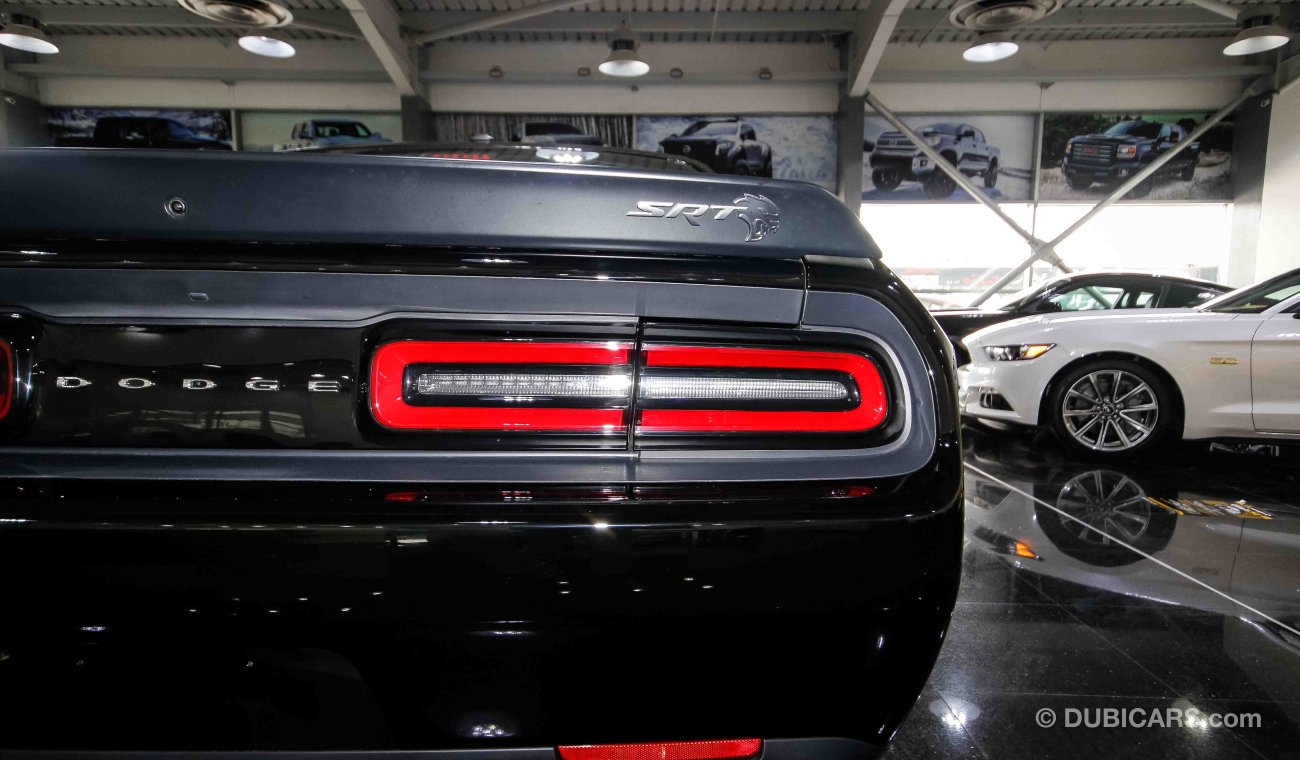 Dodge Challenger SRT Hellcat  6.2L V8