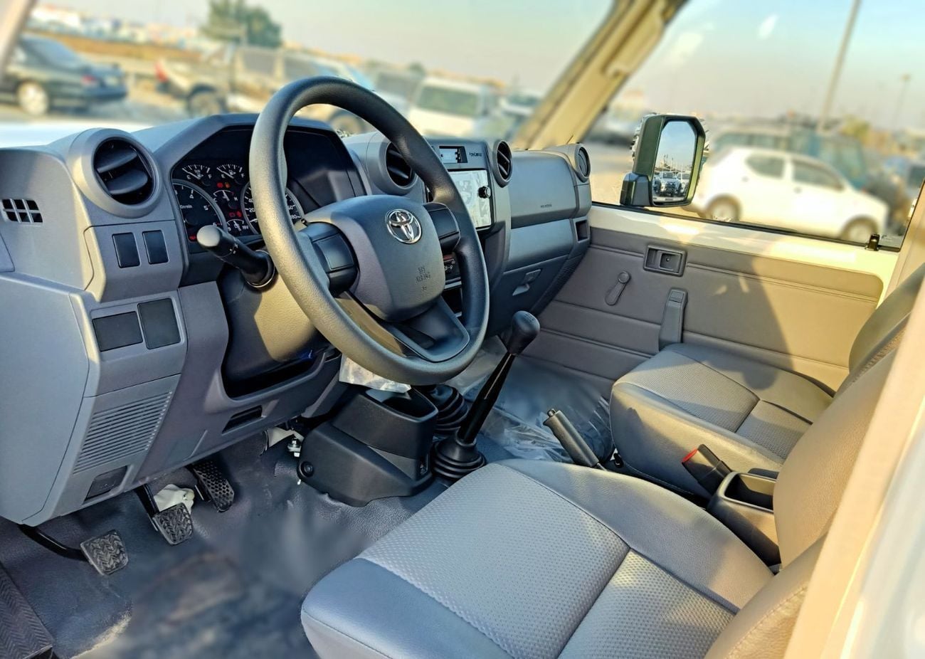 تويوتا لاند كروزر بيك آب  Diesel 4.2L 6V M/T 4*4 basic white color 2025 With No Restrictions