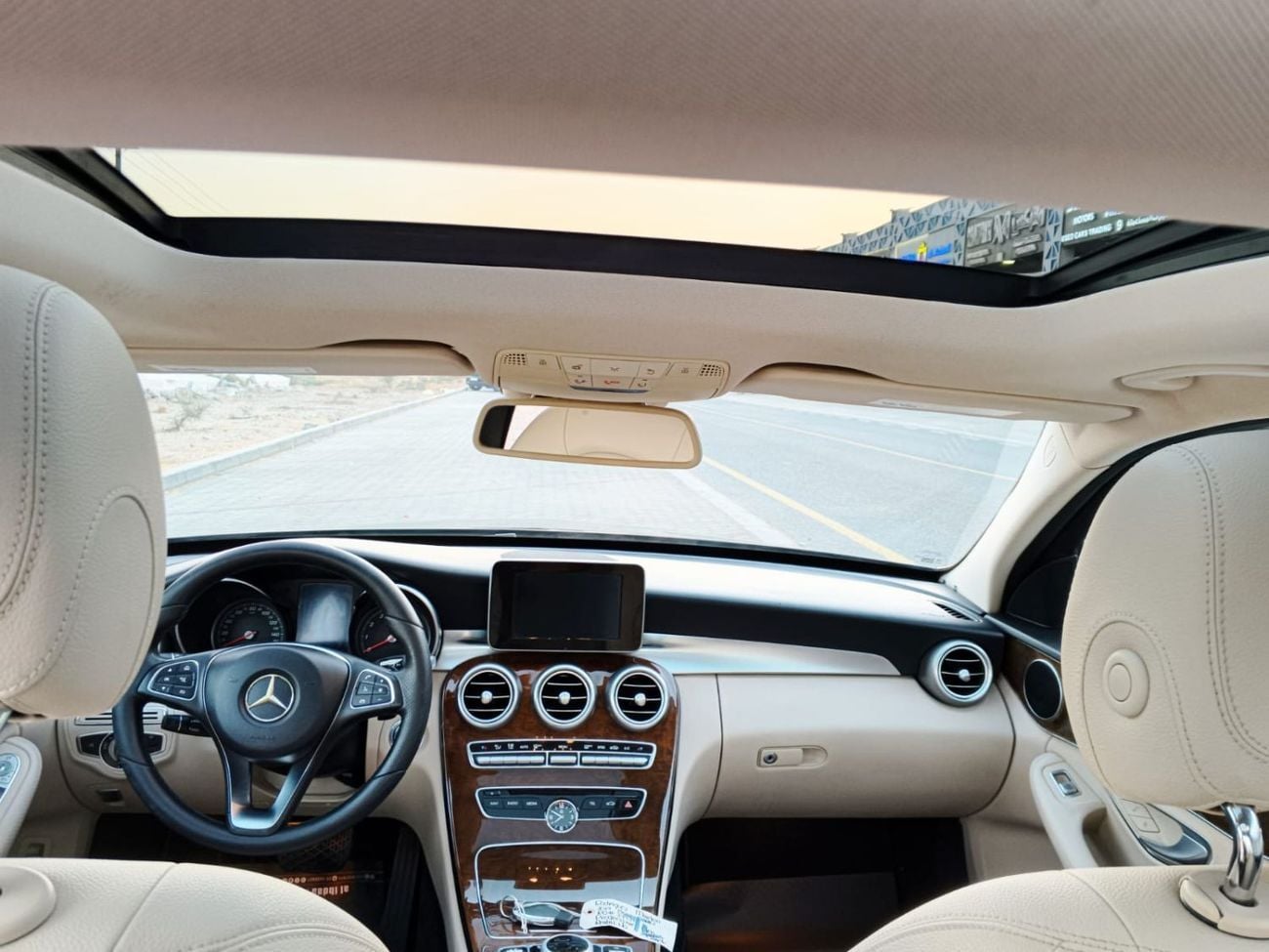 مرسيدس بنز C 300 قمة الأناقة! مرسيدس بنز C 300 موديل 2017 | حالة نظيفة جداً | 170,000 كم – رفاهية بسعر لا يُنافس!