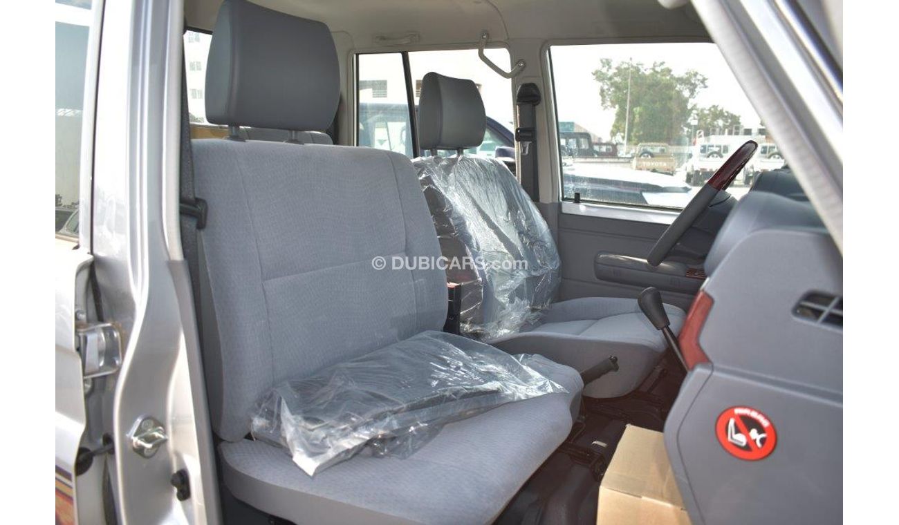 Toyota Land Cruiser Pick Up 79 DOUBLE CABIN PICKUP DLX V8 4.5L DIESEL MT